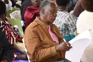 A parent with a studnet at Laurea University of Applied Sciences reads through the MoU.