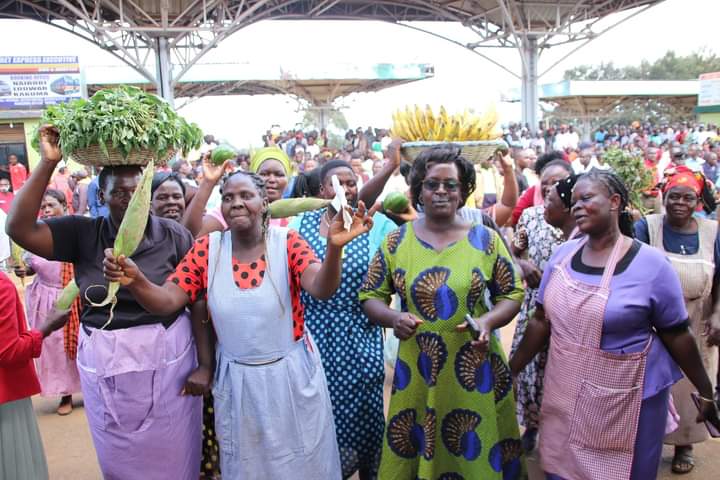 Women traders who gifted Natembeya with fruits on Thursday.