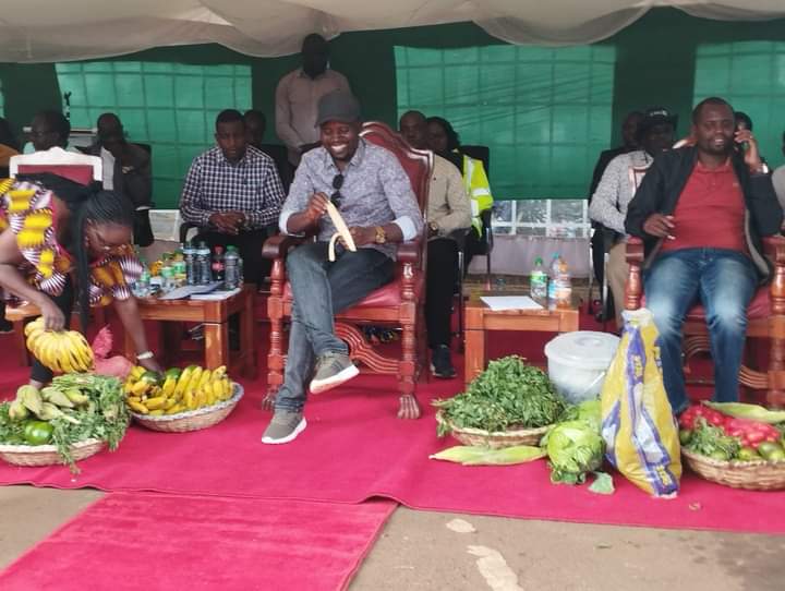 Governor Natembeya gets a taste of fruits from traders at the Kitale Bus Park on May 26, 2023.