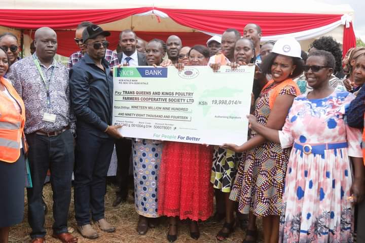 Governor presents a cheque to the cooperative union that will manage the facility.