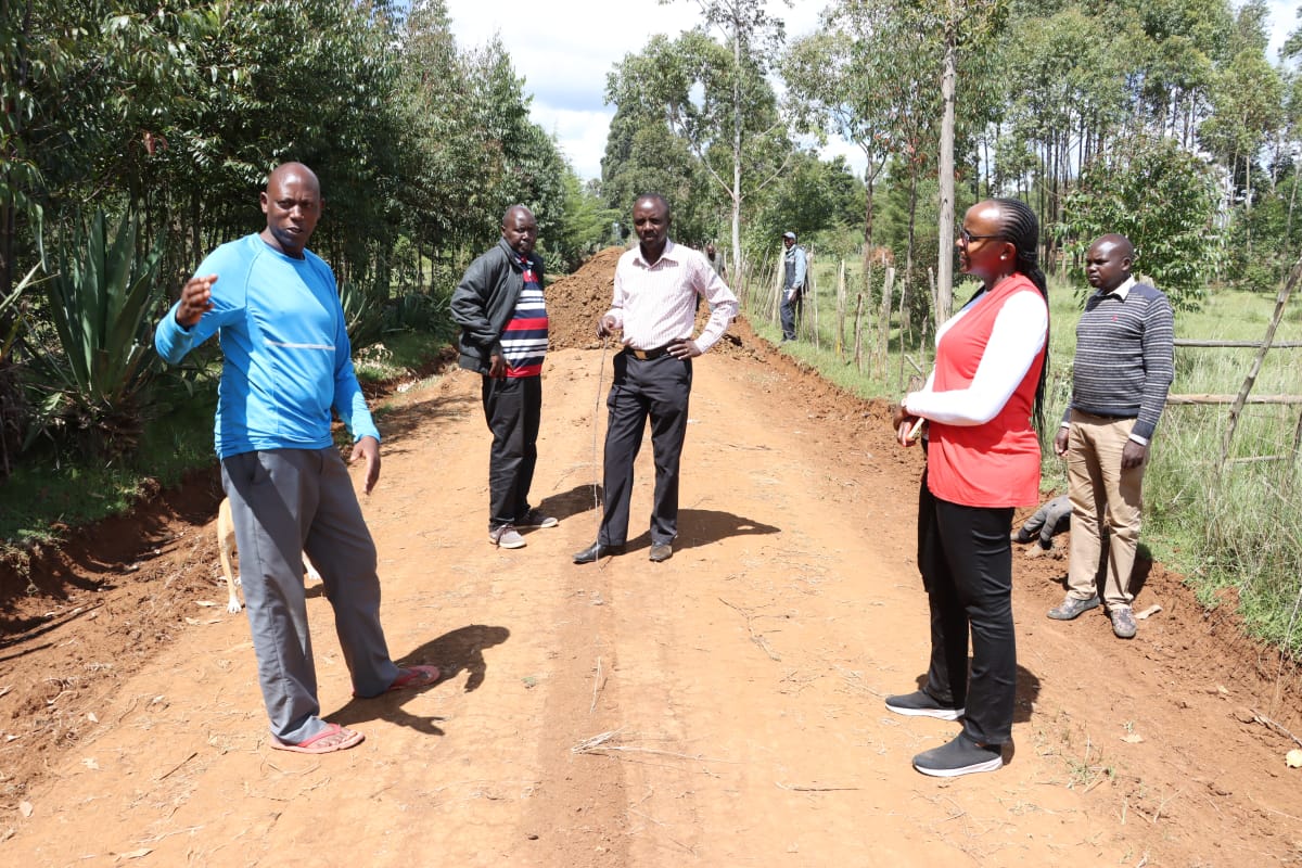 Residents giving their views to the county government team during the inspection of the ongoing works along Kibabet road in Megun ward.