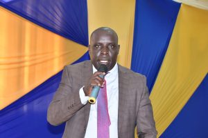 Uasin Gishu County Secretary Edwin Bett addressing the forum.