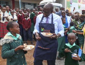 President Ruto interacts with pupils duirng the launch of school feeding programme in Nairobi.