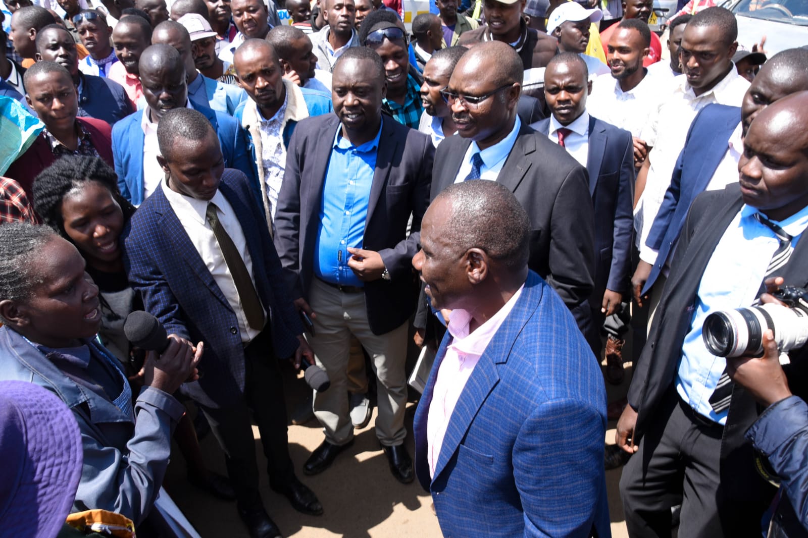 The govenror engaging wit some of the traders during his visit to various projects in Eldoret town.