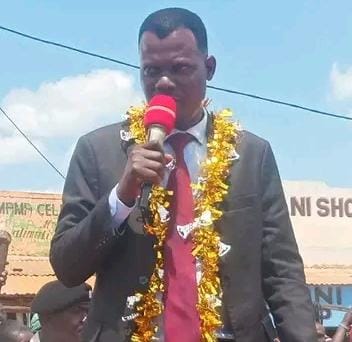 Sikhendu ward MCA Andrew Kutitila addressing Sikhendu market traders.  Photo/Courtesy