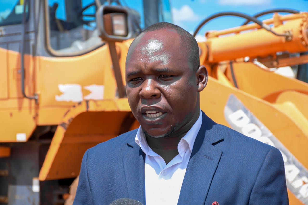Roads Chief Officer Eng Abraham Kiptalam speaking at the County during the ongoing restoration exercise of stalled machinery.