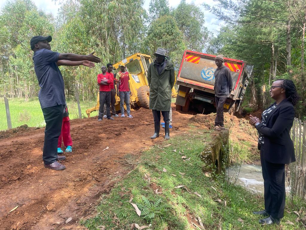 Residents of Ngeria ward giving views to the Kapseret Sub County Engineer Rachel Wangoi during the inspection of the ongoing grading and graveling works along Kapkobil -Cheplaskei road.