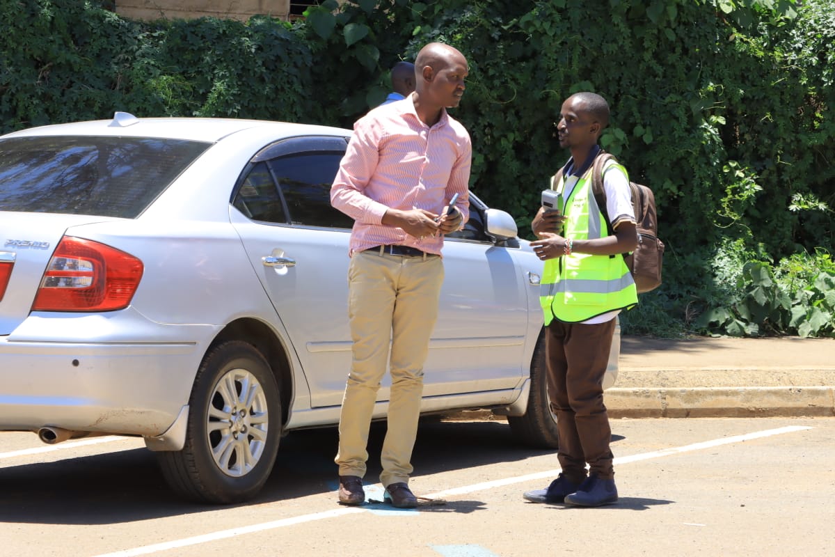 Uasin Gishu County Revenue officer engages with a motorist in Eldoret on September 29, 2023. Photo/Copperfiled Lagat.