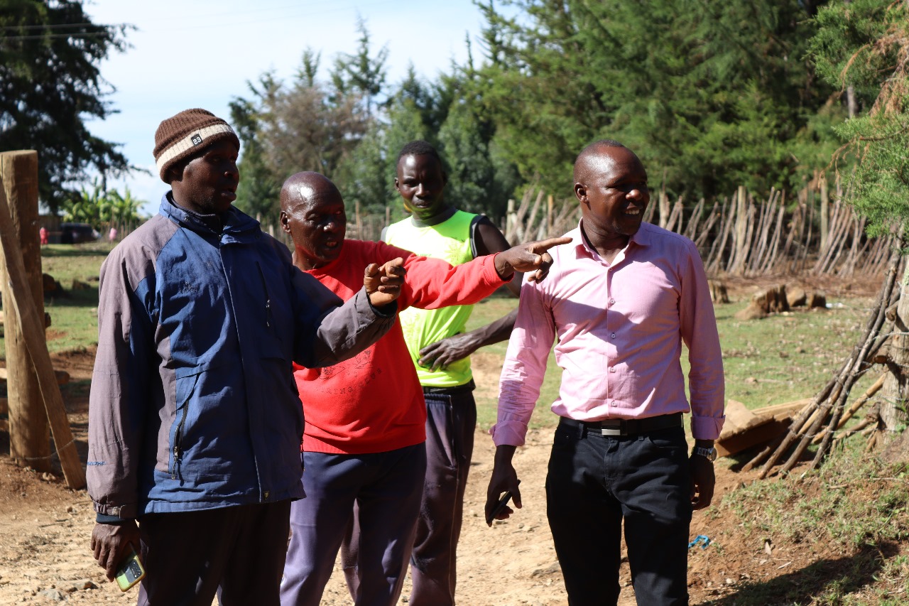 Kewet residents interacting with Roads Chief Officer Engineer Abraham Kiptalam on March 27, 2024. Photo/Calvin Chitwa.