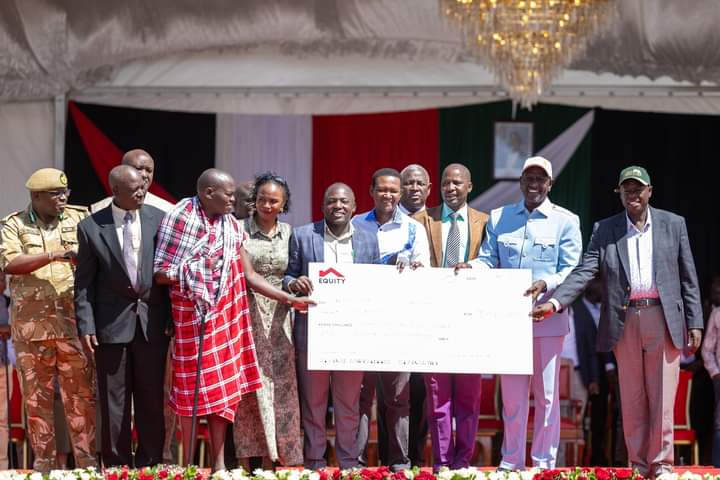 President Ruto presenting a cheque of Sh 960 million for victims of human-wildlife conflict