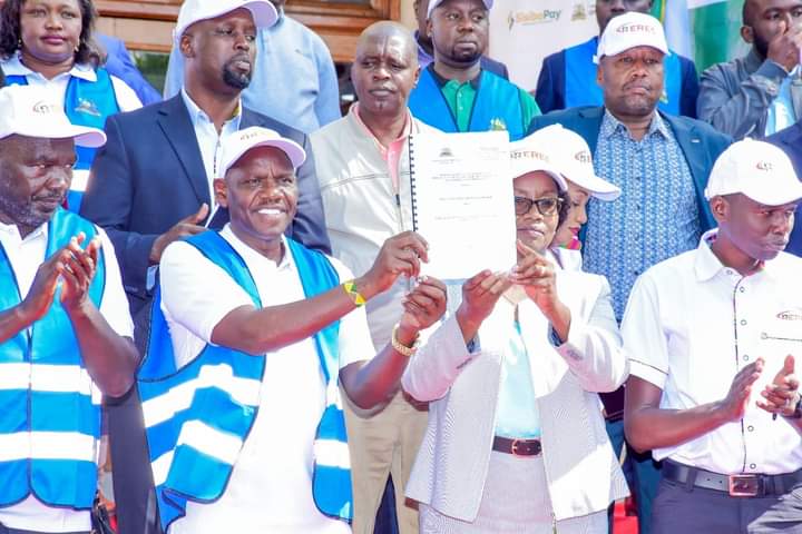 Governor Bii with REREC boss after Mou SIGNING