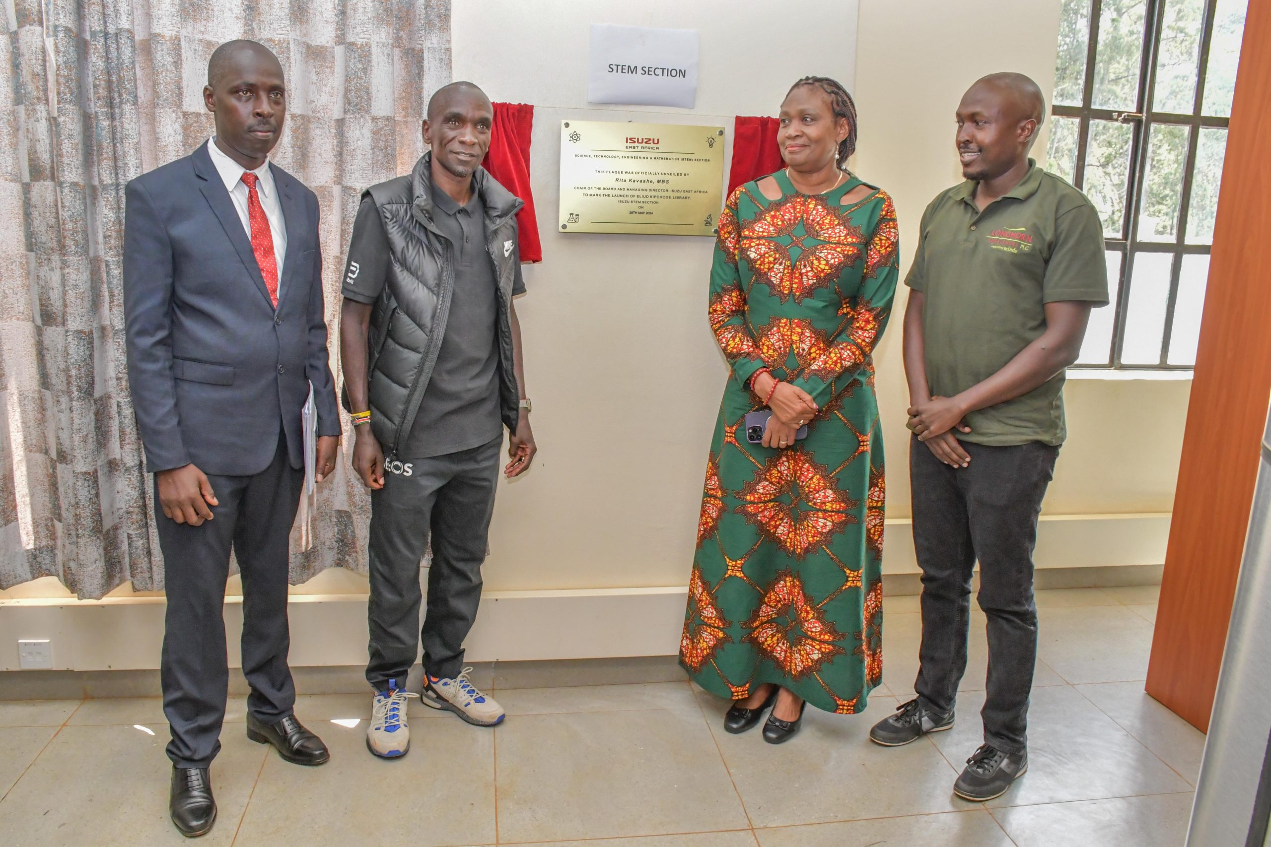 Kapsisiywa Secondary School Principal Mr Barnabas Luley, two-time Olympics Marathon Winner Eliud Kipchoge, Isuzu East Africa Managing Director Rita Kavashe and Longhorn Publishers Chief Operations Officer Michael Mwaura 