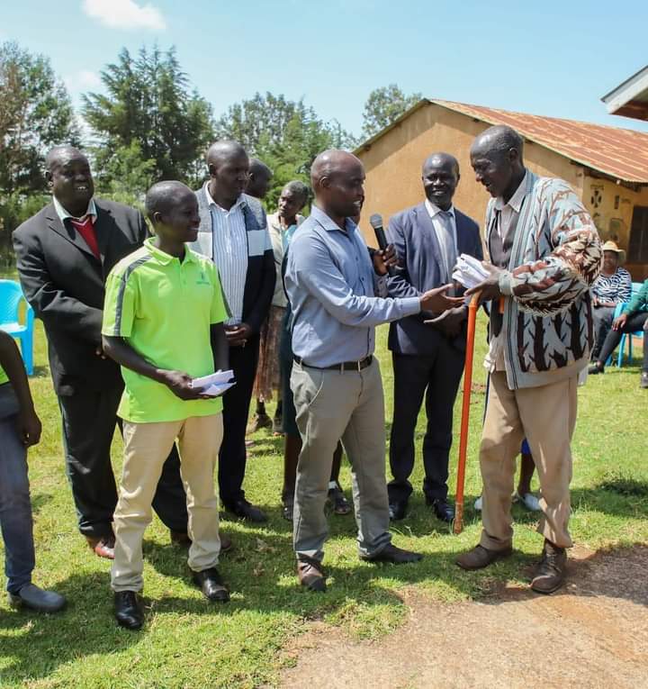 Governor Rotich giving out pyrethrum seeds to locals