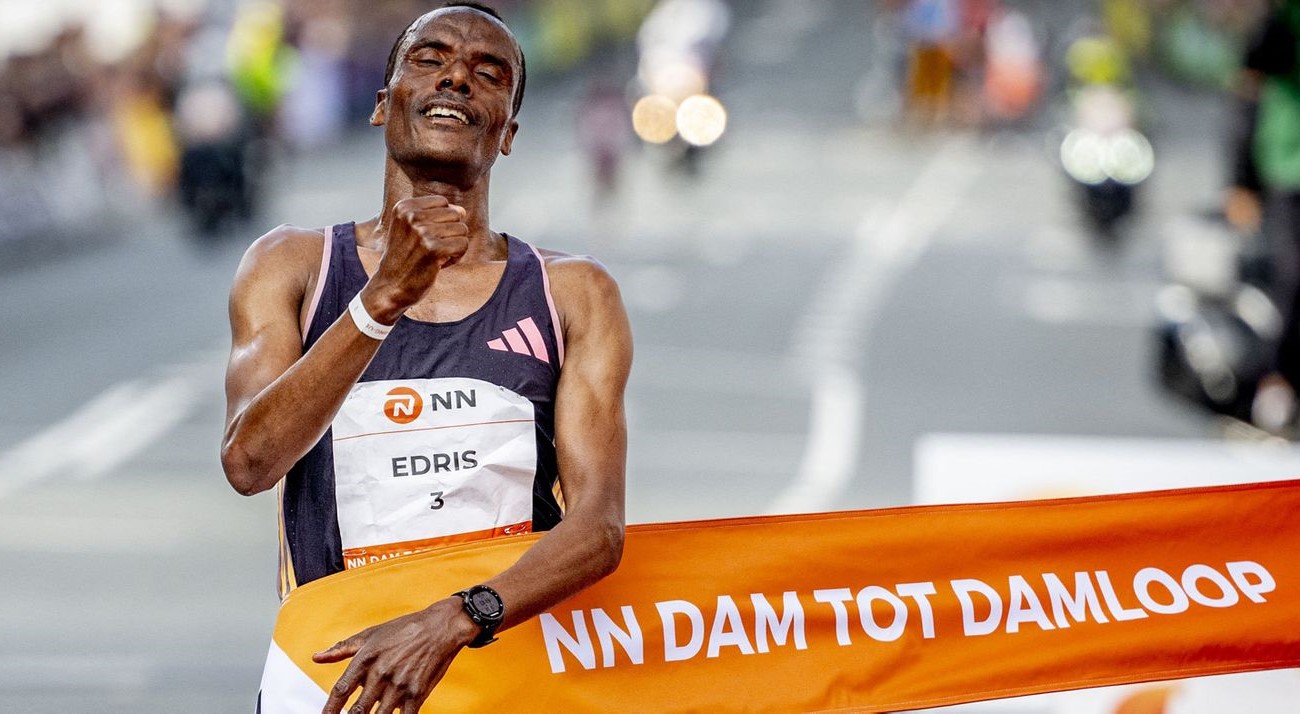 Muktar Edris wins the Dam tot Damloop