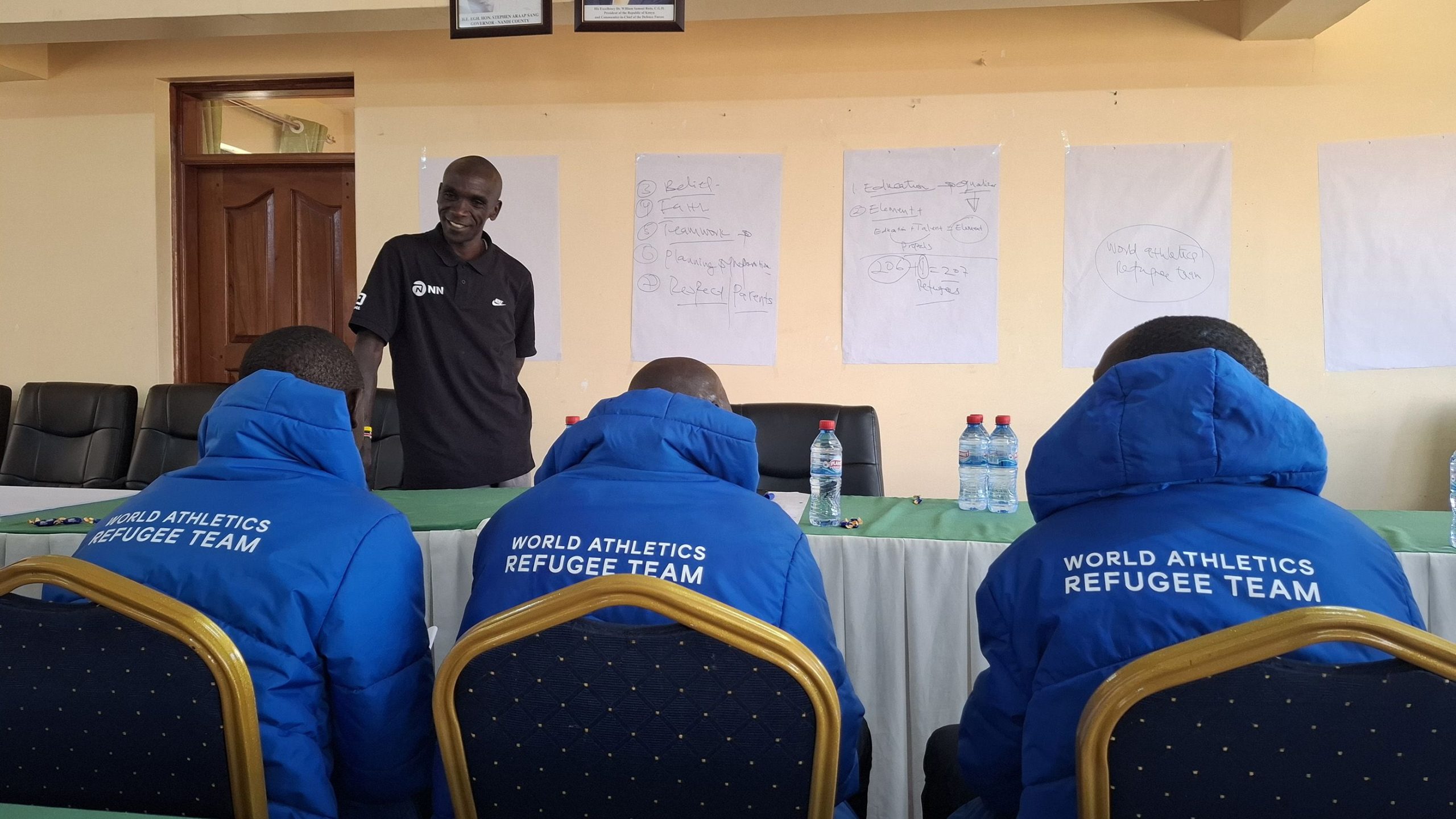 Eliud Kipchoge holds a class for refugee athletics team members in Kapsabet (© Michelle Katami)
