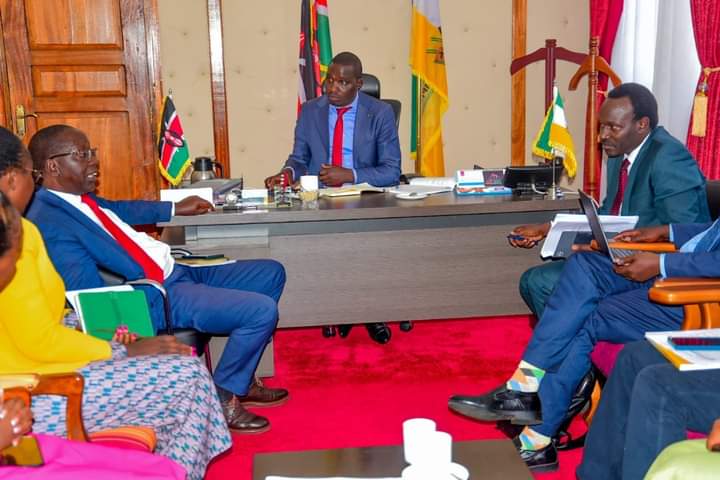 Evans Kapkea meeting with staff from public service