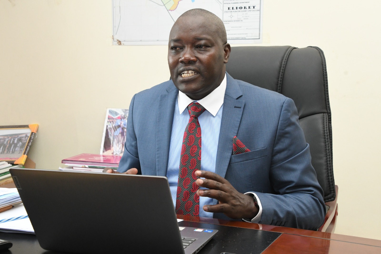 Uasin Gishu County Housing and Urban Development Chief Officer (CO) Julius Koech briefing the press on the KISIP II projects in Maili Inne.