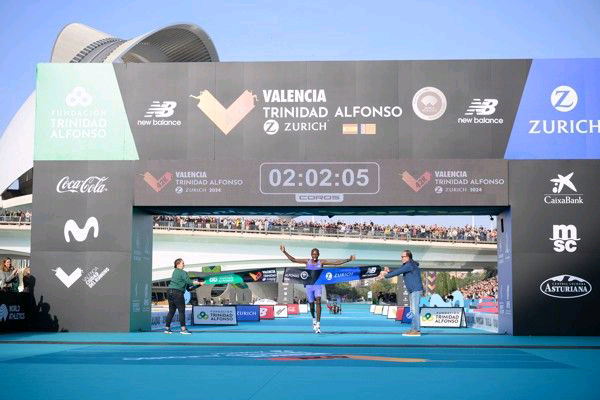 Sabastian Sawe wins the Valencia Marathon (© Organisers)