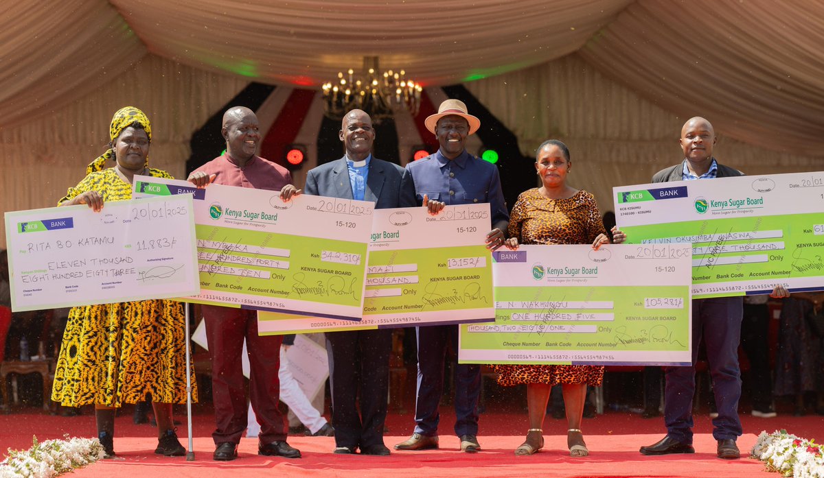 President Ruto with CS kagwe and some farmers who received bonus