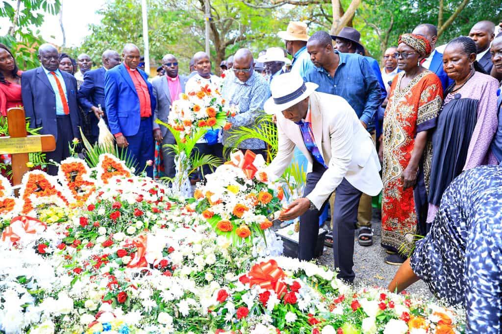 Uasin Gishu leaders and elders at Raila's grave at Kang’o Ka Jaramogi
