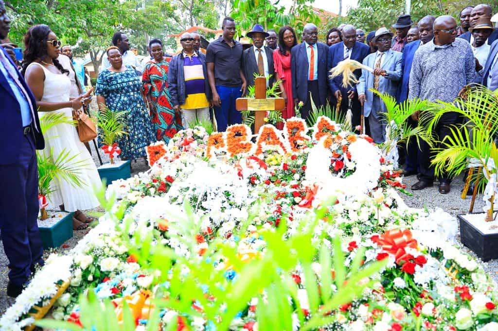 Uasin Gishu MCAs elders and clergy at Raila Odinga's grave