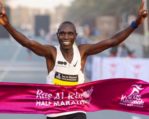 Geoffrey Kamworor wins the Ras Al Khaimah Half Marathon (© Organisers)