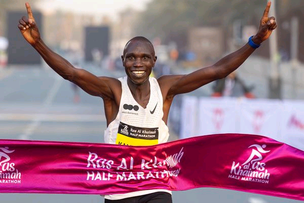 Geoffrey Kamworor wins the Ras Al Khaimah Half Marathon (© Organisers)