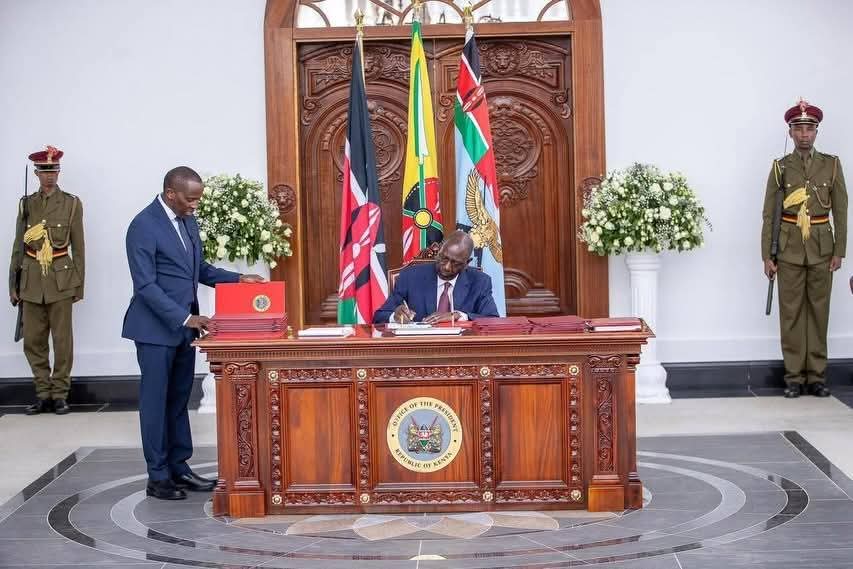 Ruto signing the Special Economic Zones Bill into law