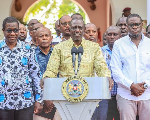 President Ruto (c) with CS Opiyo Wandayi and Nairobi Governor Johnson Sakaja during a media briefing in Mombasa after a meeting with transport sector players.