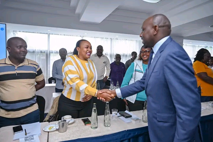 Murkomen greets Uasin Gishu female MCAs who is smiling