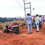 Governor Bii with Roads CEC member Abraham Serem during a visit to Pioneer estate