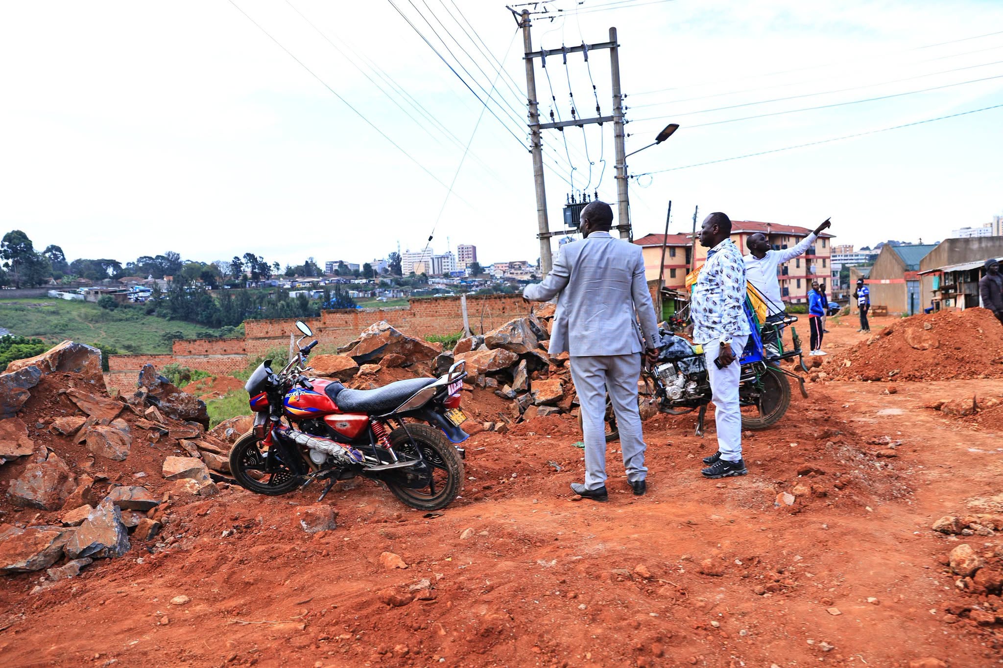 Governor Bii with Roads CEC member Abraham Serem during a visit to Pioneer estate