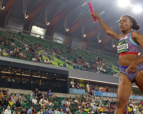 Olivia Harris anchors USA to a mixed 4x400m championship record in Oregon