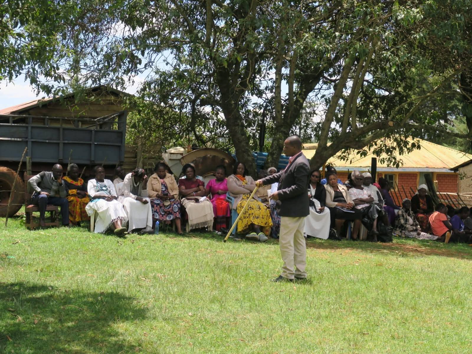 Willy Kenei addressing locals and opinion leaders from Kapseret